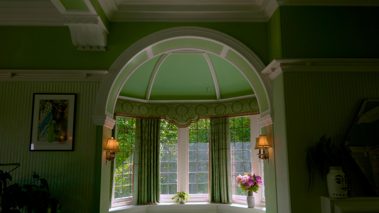 A curved alcove and lattice windows