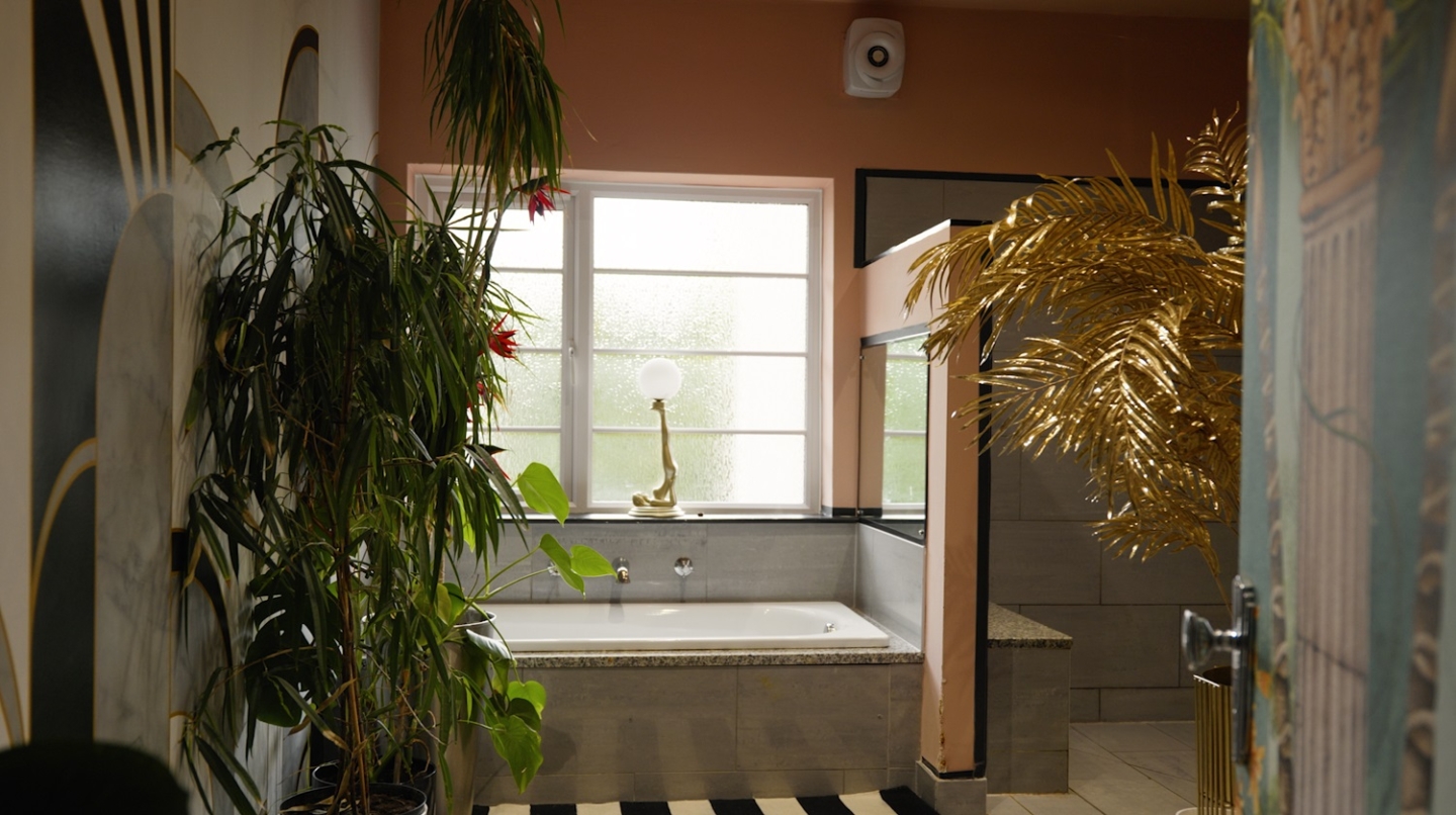 An Art Deco-style bathroom with a walk-in shower