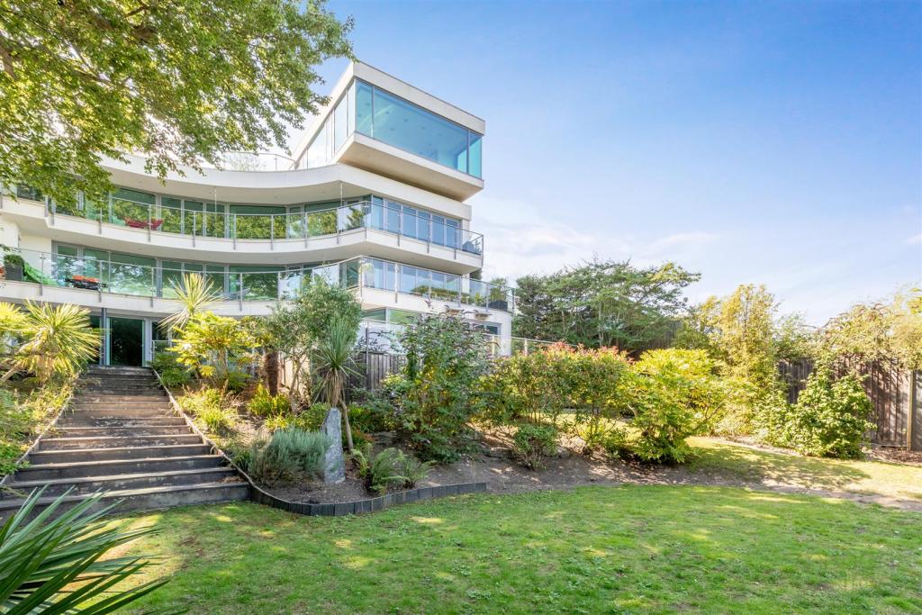 The Hollywood Hillsstyle Brighton mansion