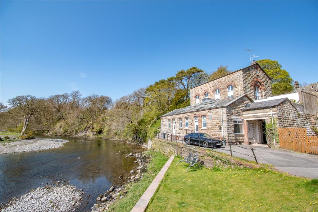 Compare houses for sale for £300,000 across Britain separator_sa site