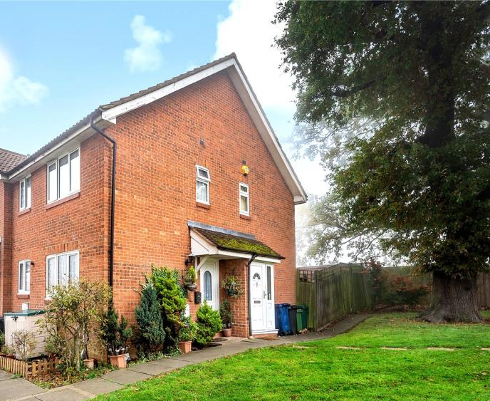 Compare houses for sale for £300,000 across Britain separator_sa site