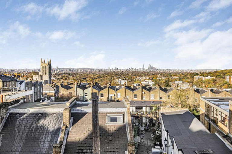 The happiest places to live in London ⁠— are they north or south of the River Thames? Property