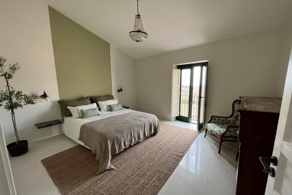 A bedroom with a double bed
