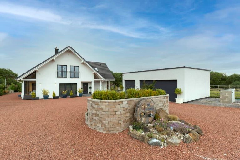 Detached house with a garage, gravel drive