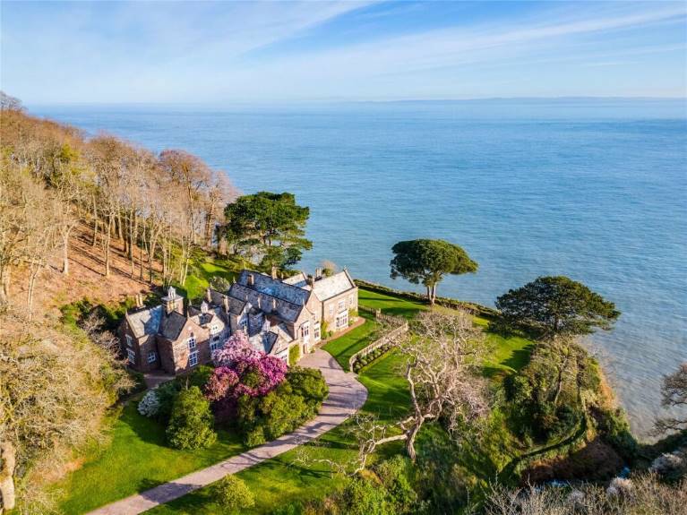 A home on a clifftop with views of the sea