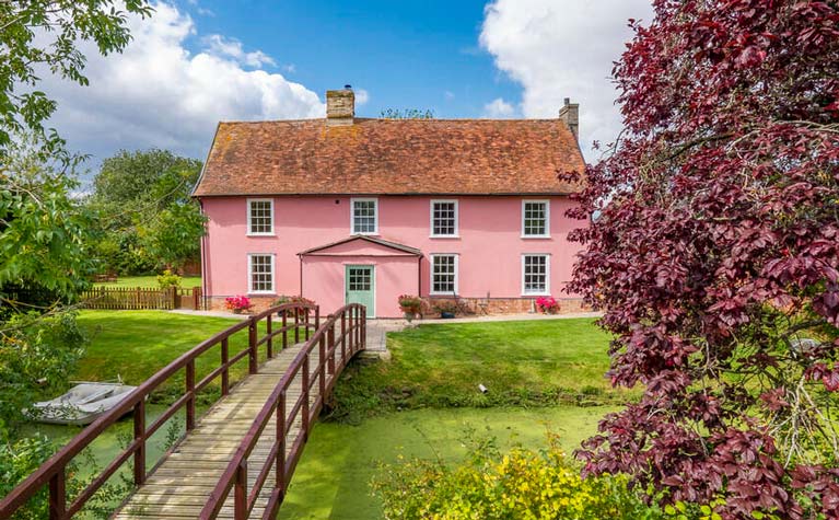 A posy-pink farmhouse in Suffolk
