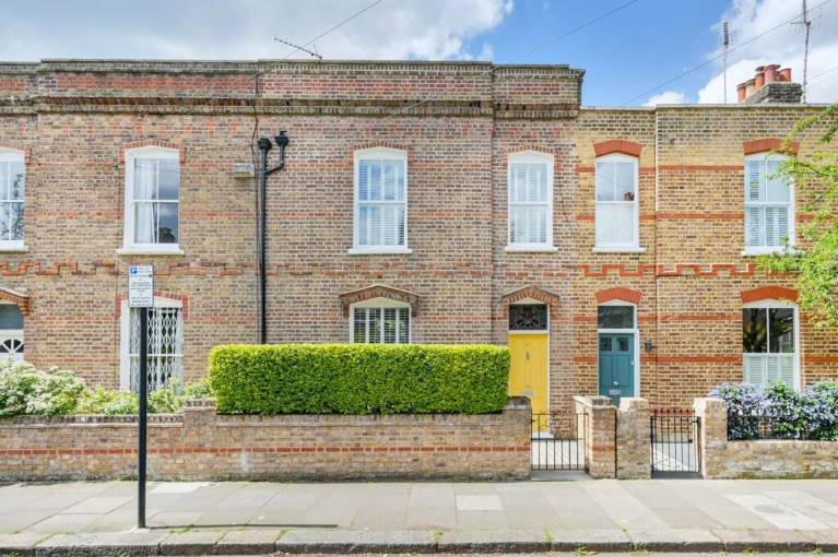 Terraced 2-storey townhouse, hedgerow