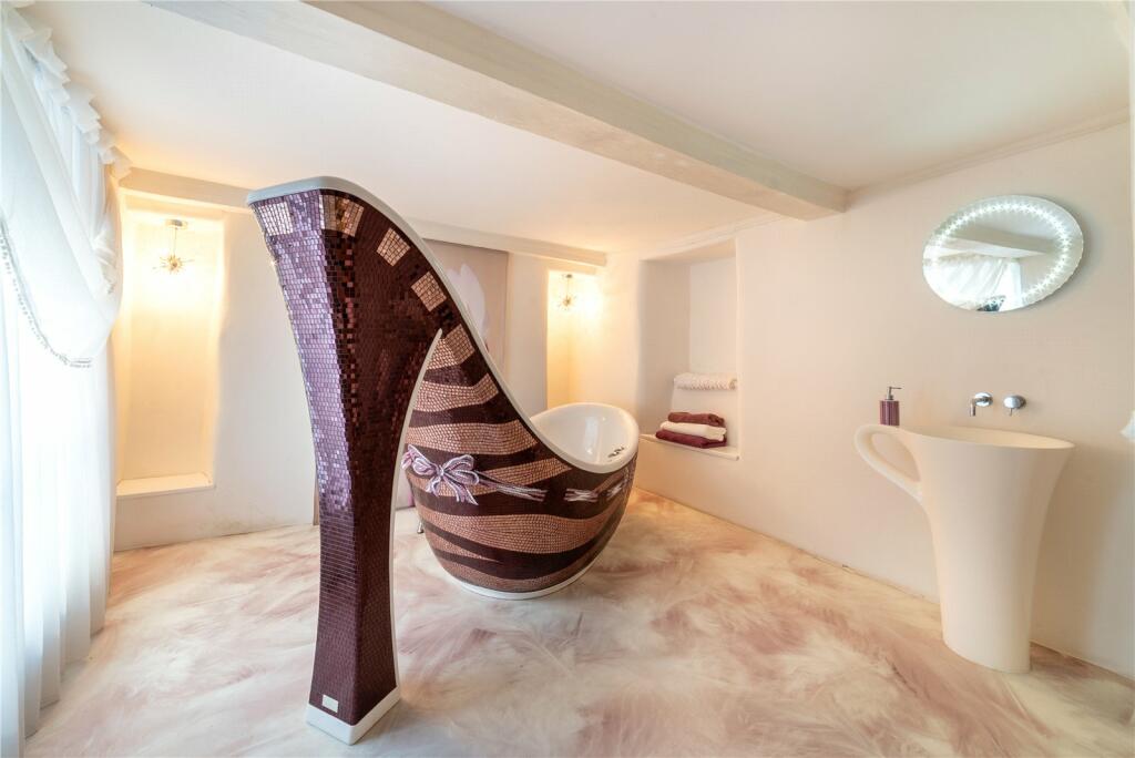 Stiletto-shaped bathtub in bathroom