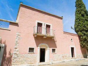 pink Apulian farmhouse with small balcony