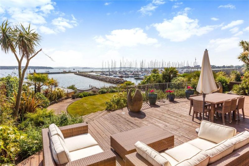 £22,000 premium for homes with south-facing gardens